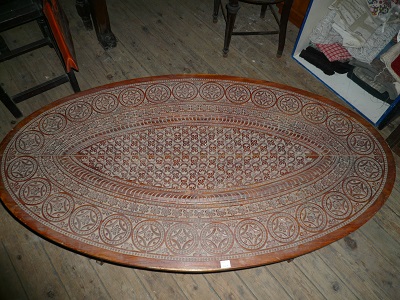 Ancienne table basse ovale sculptée indienne